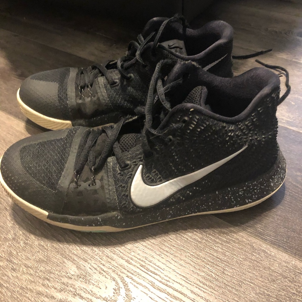 Youth Kyrie b-ball sneakers